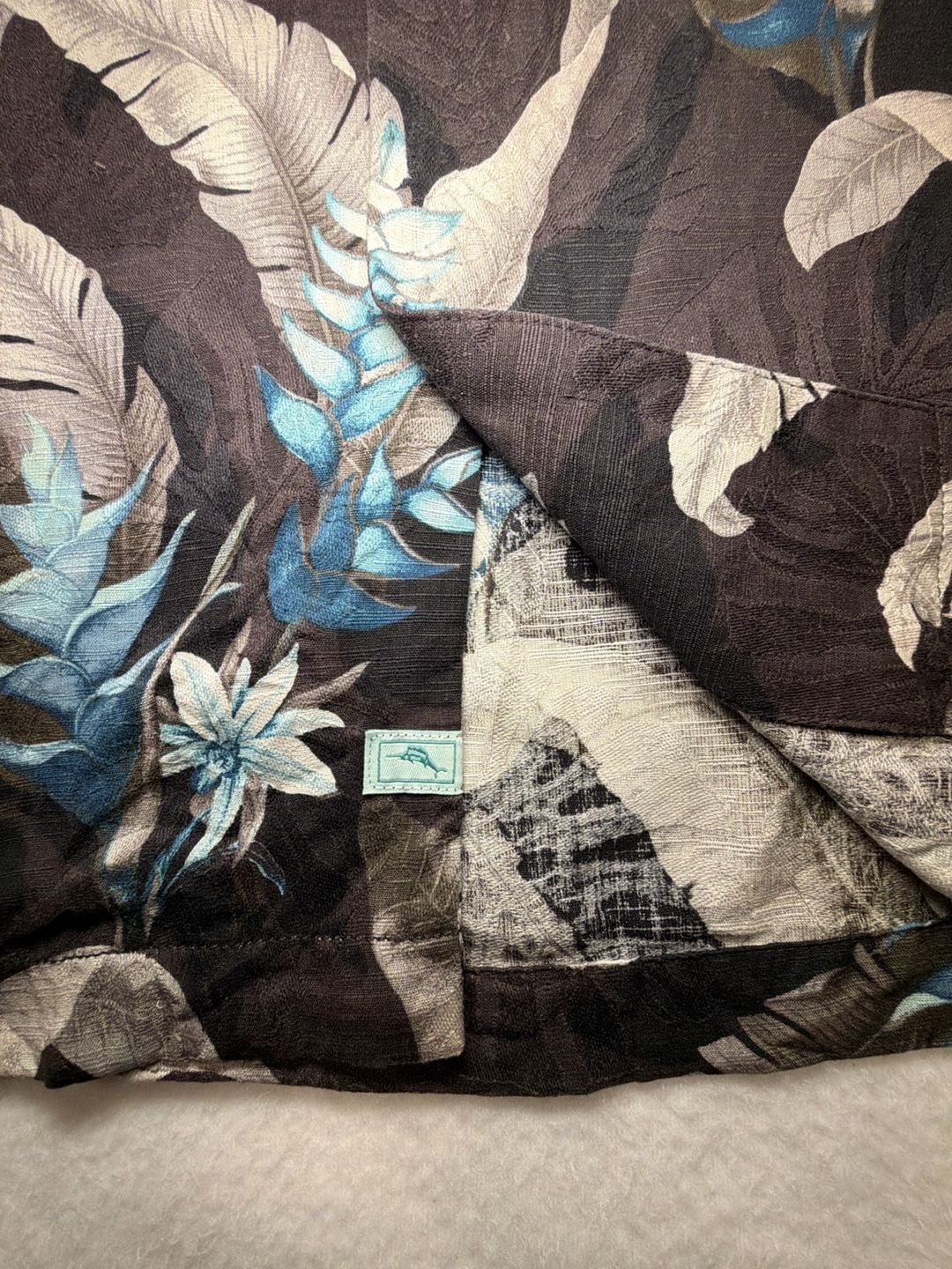 Tommy Bahama 100% Silk Hawaiian Shirt Men’s M Black Tropical Vacation Resort 9