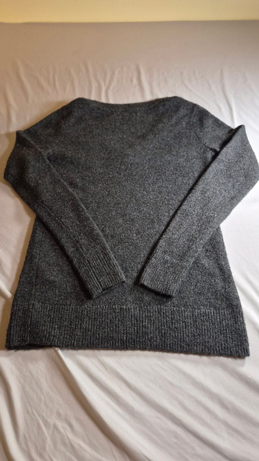 Abercrombie & Fitch V-Neck Sweater Size XS Gray Long Sleeve 10