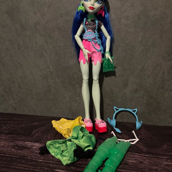 Monster High Ghoulia Yelps G3 Skulltimate Secrets Neon Frights Doll Accessories