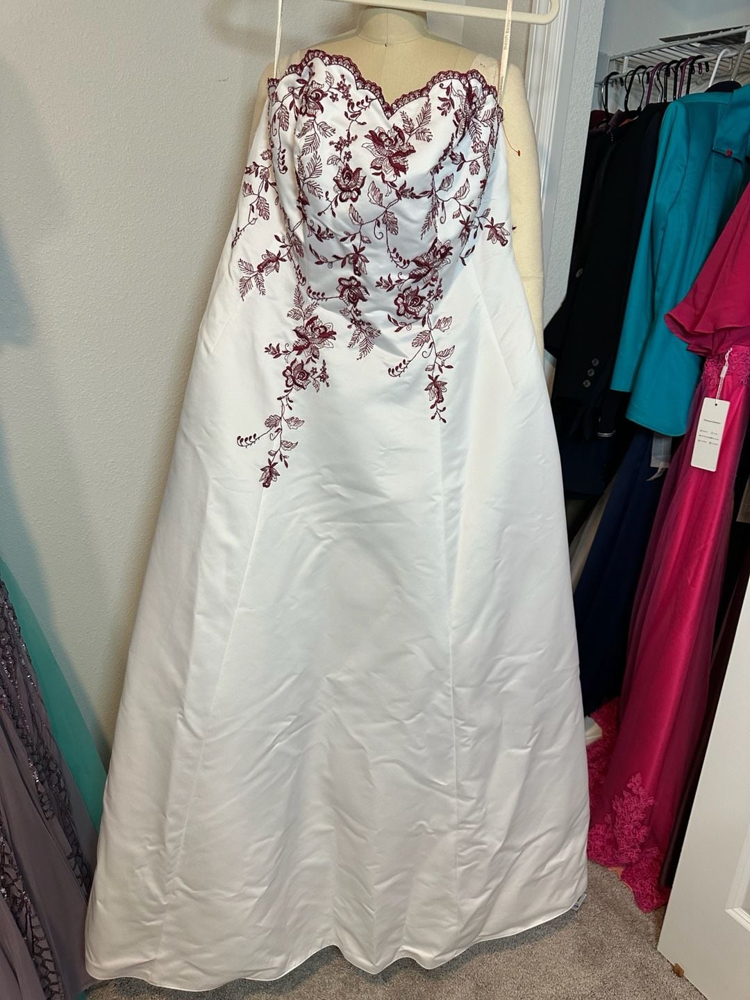 David’s Bridal White Embroidered Strapless Formal Ball Gown Wedding dress 3