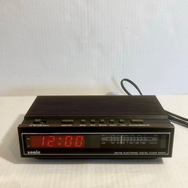 Sonic CR100B AM/FM Electronic Digital Clock Radio Vintage