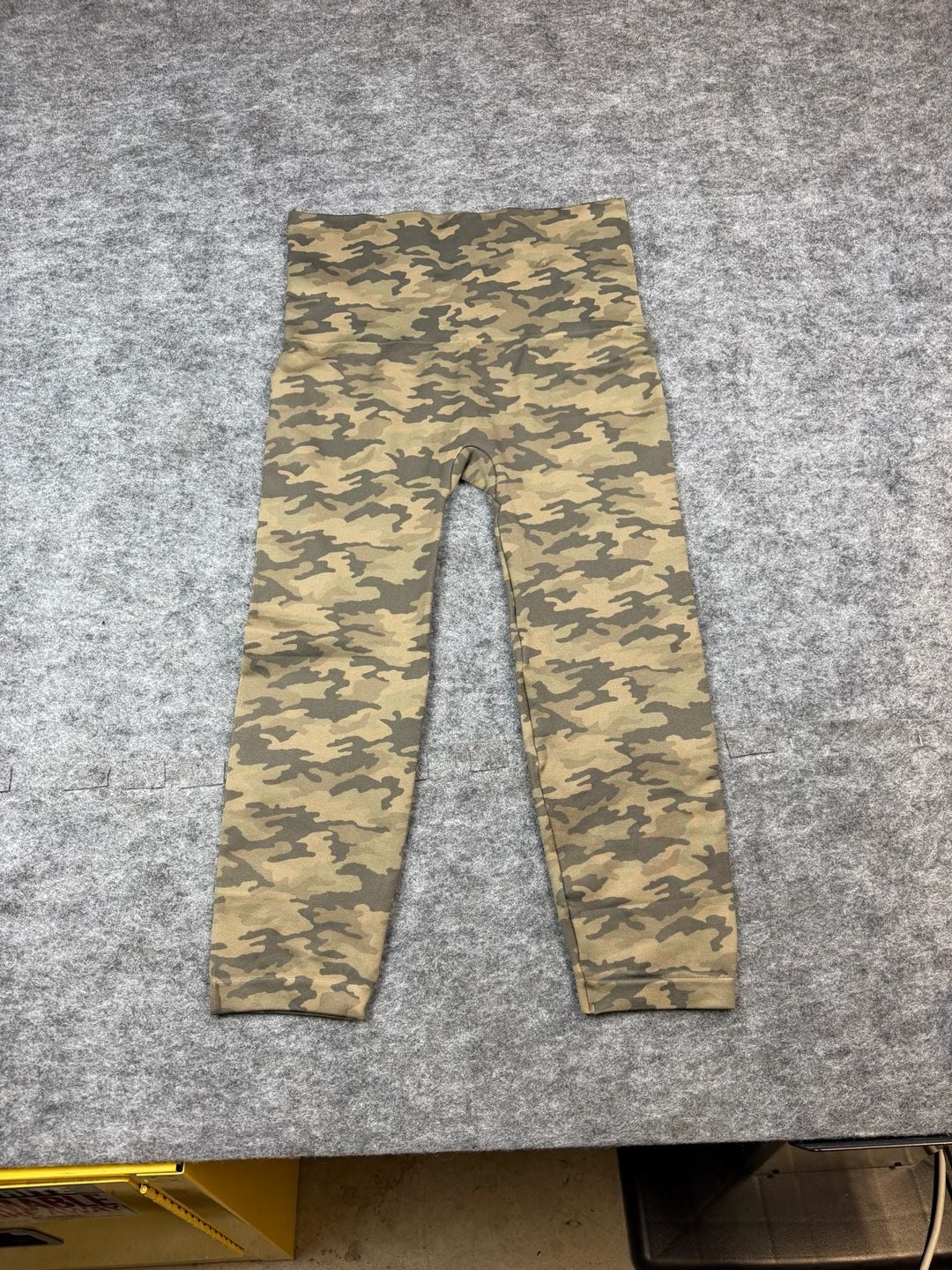 Spanx Look At Me Now Cropped Leggings Size 2X Green Tan Camo 2