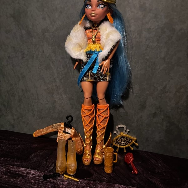Monster High Draculaura G3 Scare-adise Island Doll with Outfit & Accessories