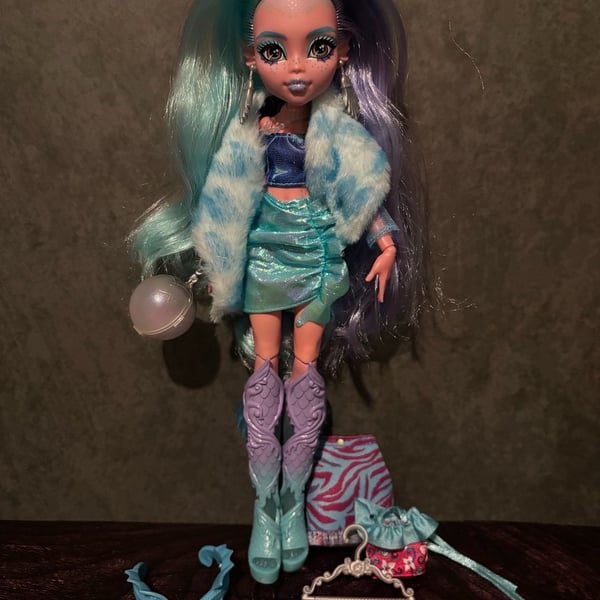 Monster High Lagoona Blue G3 Skulltimate Secrets Fearidescent Doll Accessories