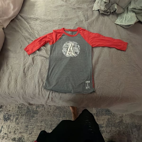 Oakley Los Angeles Angels Raglan Shirt Size XS Gray Red MLB Baseball