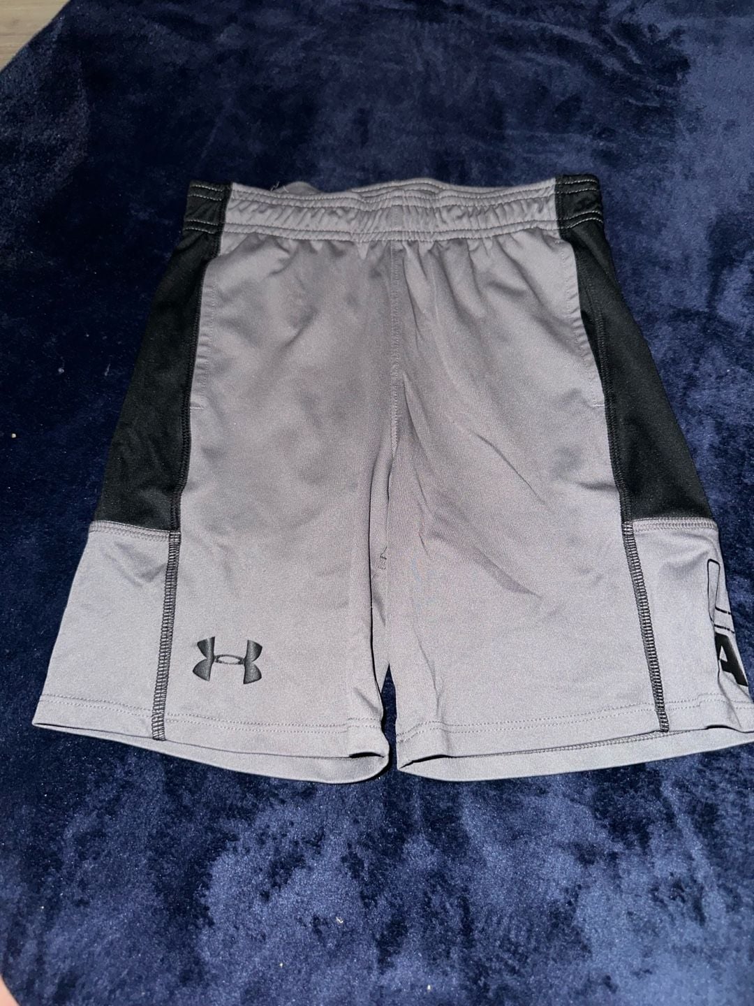 Under Armour Boys Athletic Shorts Size S Gray Black 2