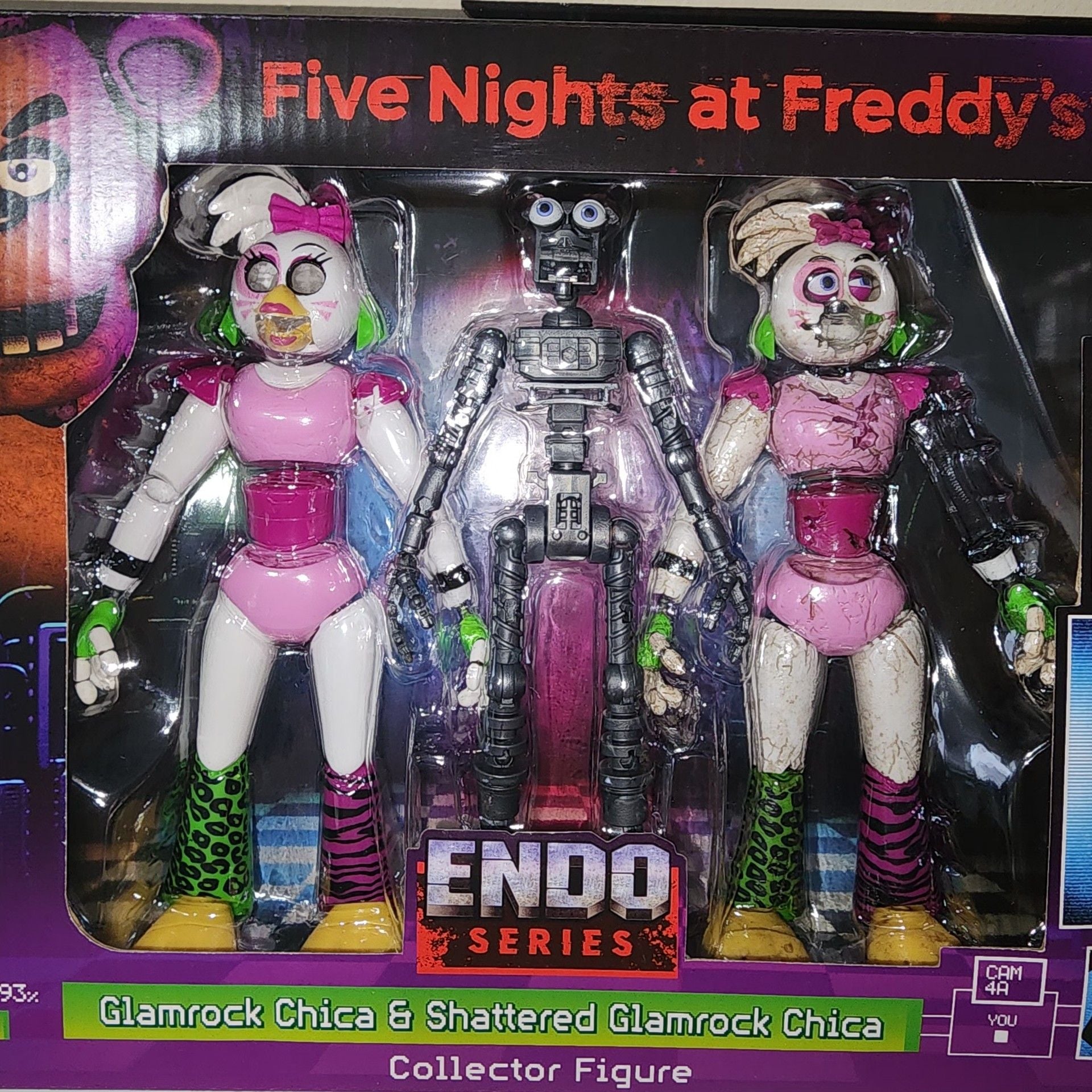Jazwares Five Nights at Freddy's Glamrock Chica & Shattered Chica Figure 3