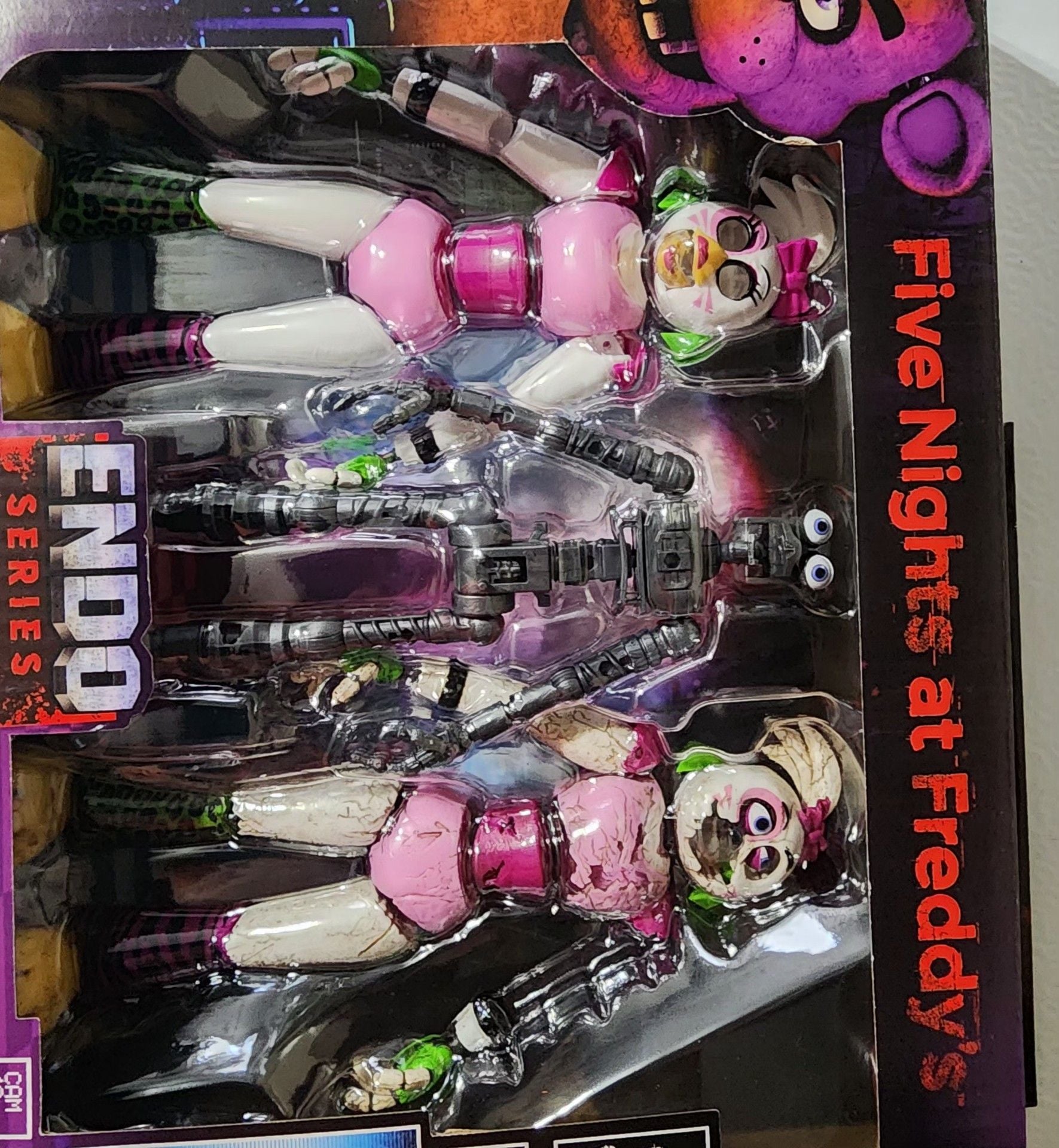 Jazwares Five Nights at Freddy's Glamrock Chica & Shattered Chica Figure 5