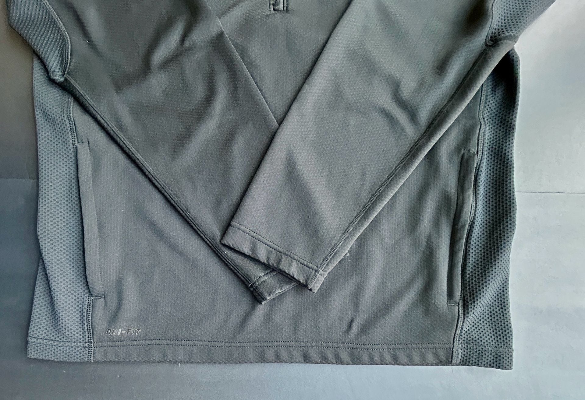Nike Dri-Fit 1/2 Zip Pullover Size L Black Athletic 6