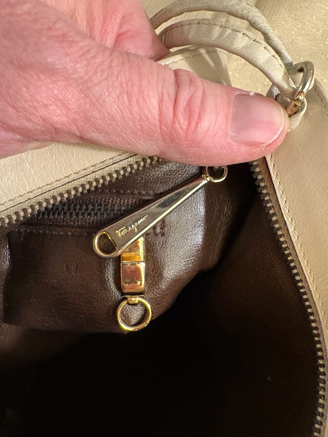 Salvatore Ferragamo Leather Shoulder Bag Beige 8