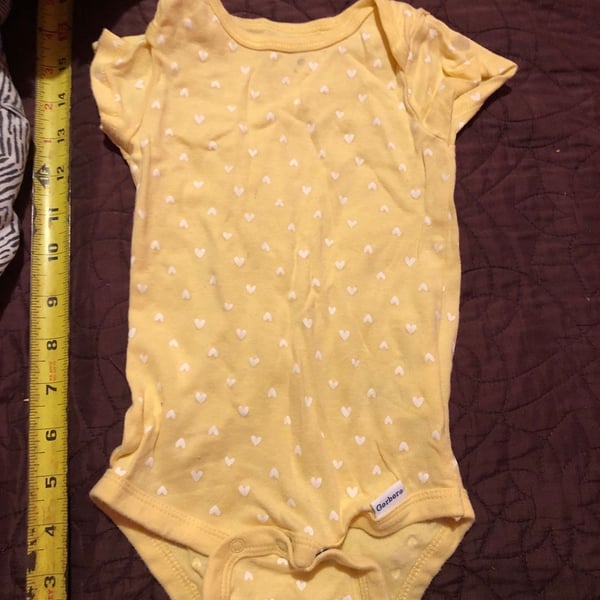 Gerber Bodysuit Size 12 Months Yellow Heart Print Short Sleeve