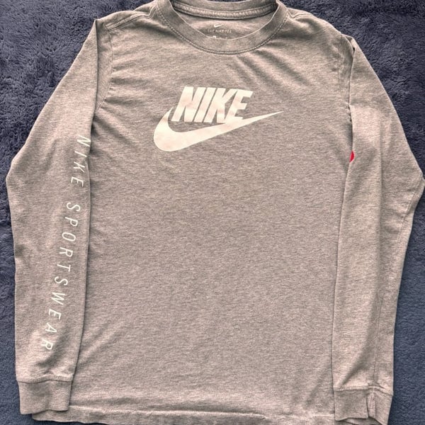 Nike Long Sleeve Graphic T-Shirt Dark Heather Grey Metallic Logo Size Youth XL