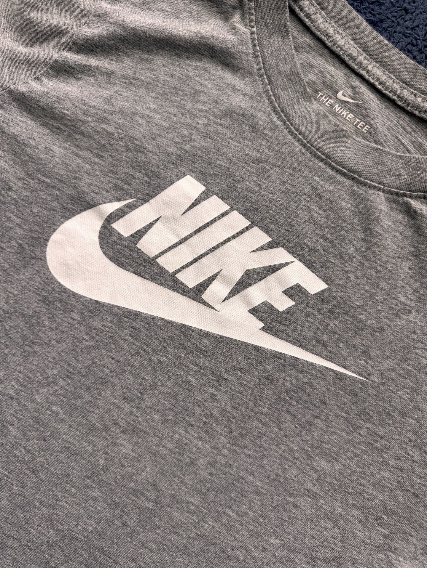 Nike Long Sleeve Graphic T-Shirt Dark Heather Grey Metallic Logo Size Youth XL 10