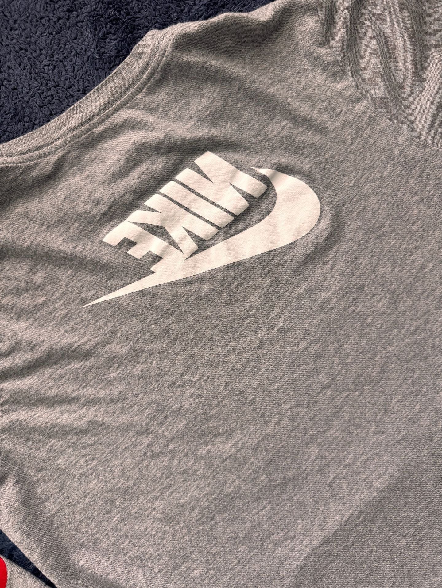 Nike Long Sleeve Graphic T-Shirt Dark Heather Grey Metallic Logo Size Youth XL 12