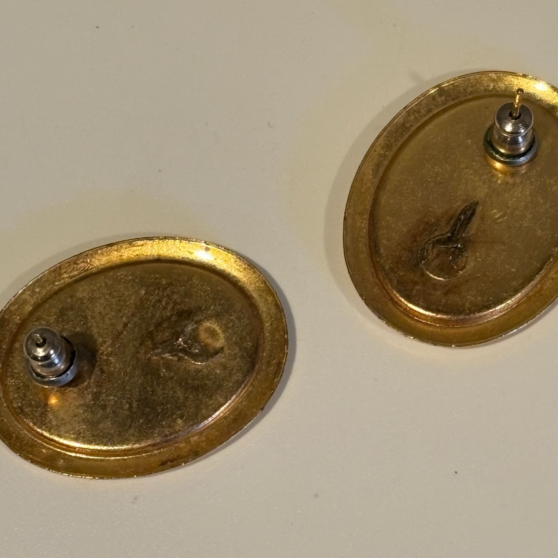 Vintage Gold Tone Red Swirl Enamel Oval Stud Earrings 10