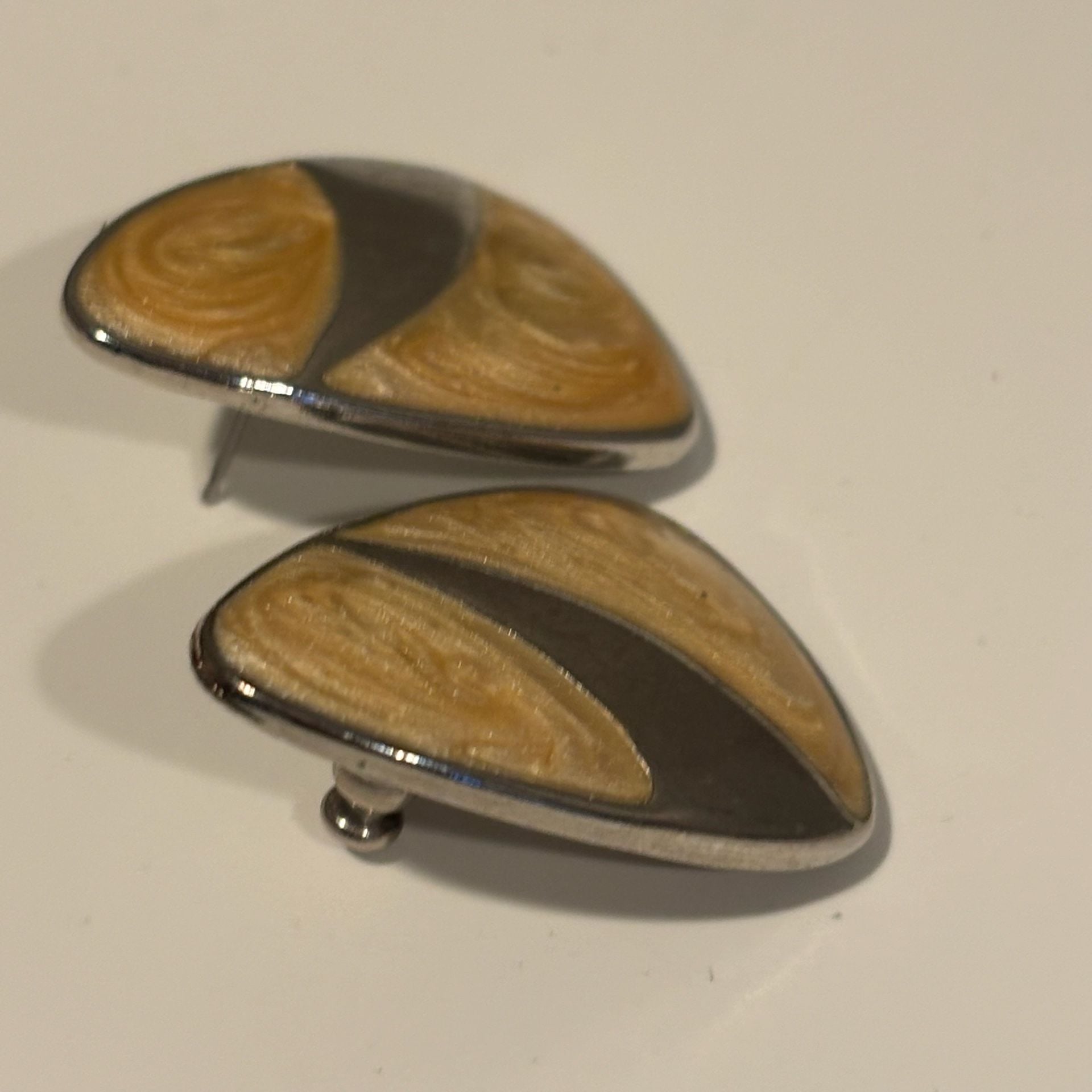 Vintage Triangle Enamel Earrings Silver Tone Cream Swirl 9