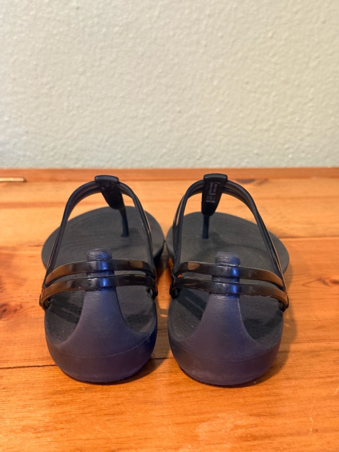 Crocs Isabella T-Strap Sandal Size W8 Black Jelly Sandals 4