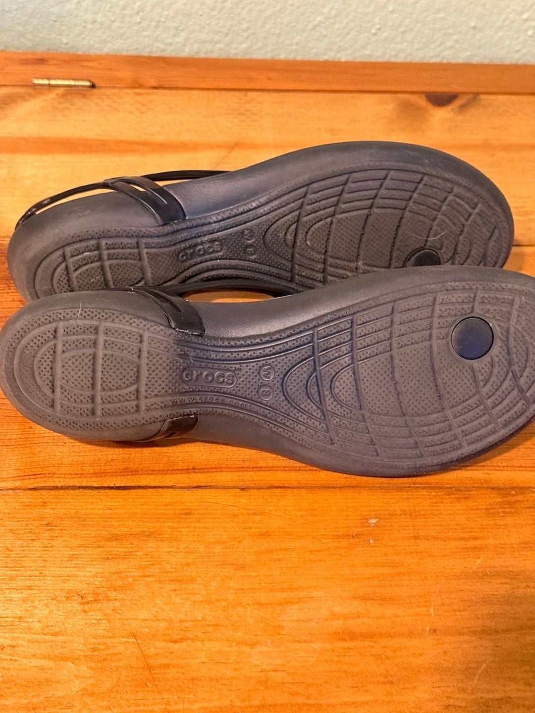 Crocs Isabella T-Strap Sandal Size W8 Black Jelly Sandals 6