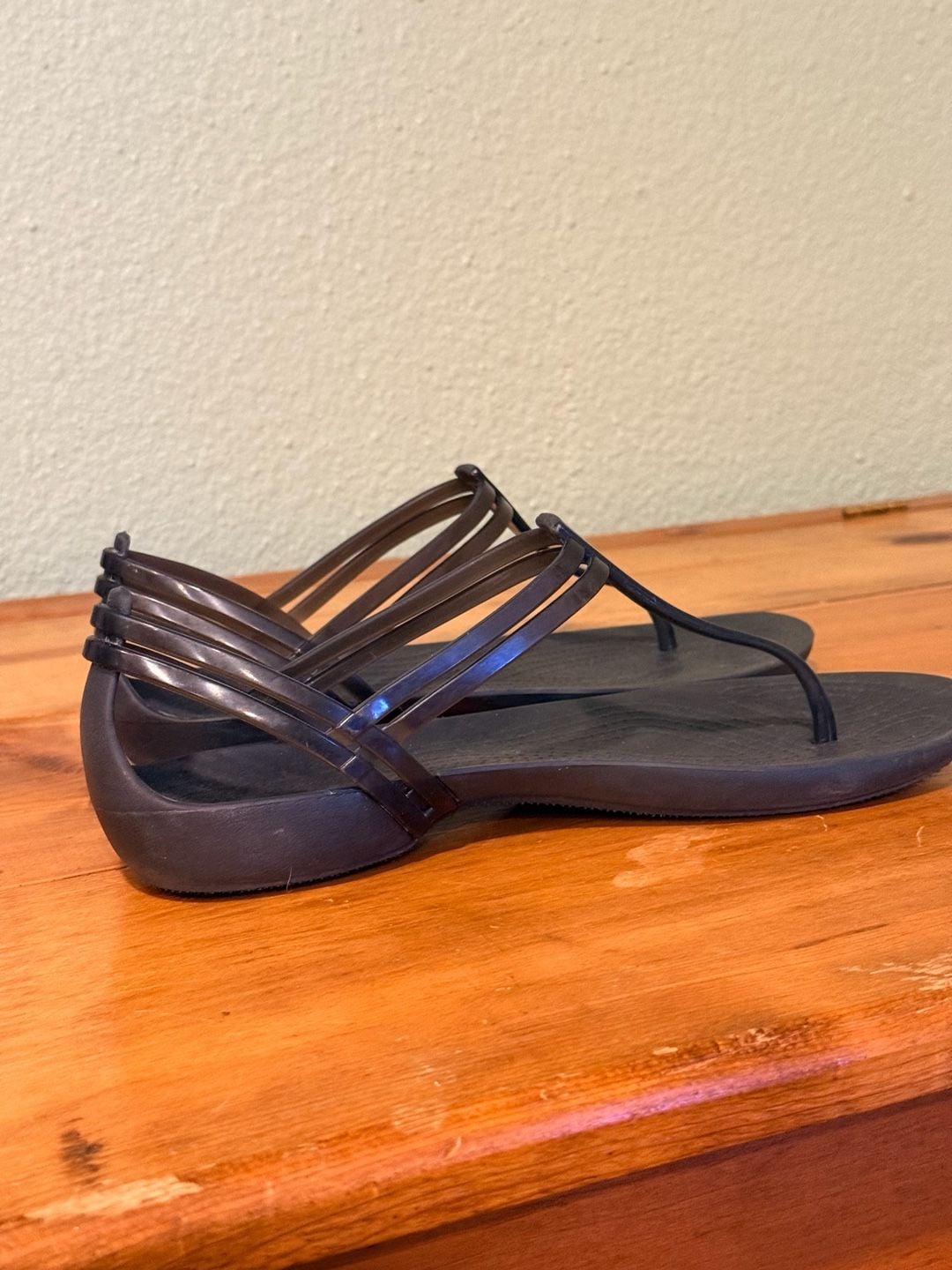 Crocs Isabella T-Strap Sandal Size W8 Black Jelly Sandals 7
