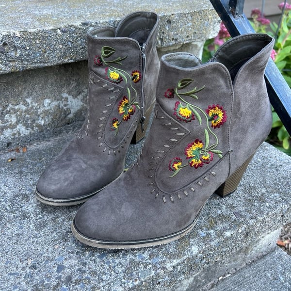 Mia Melrose Size 8.5M Brown Embroidered Ankle Booties