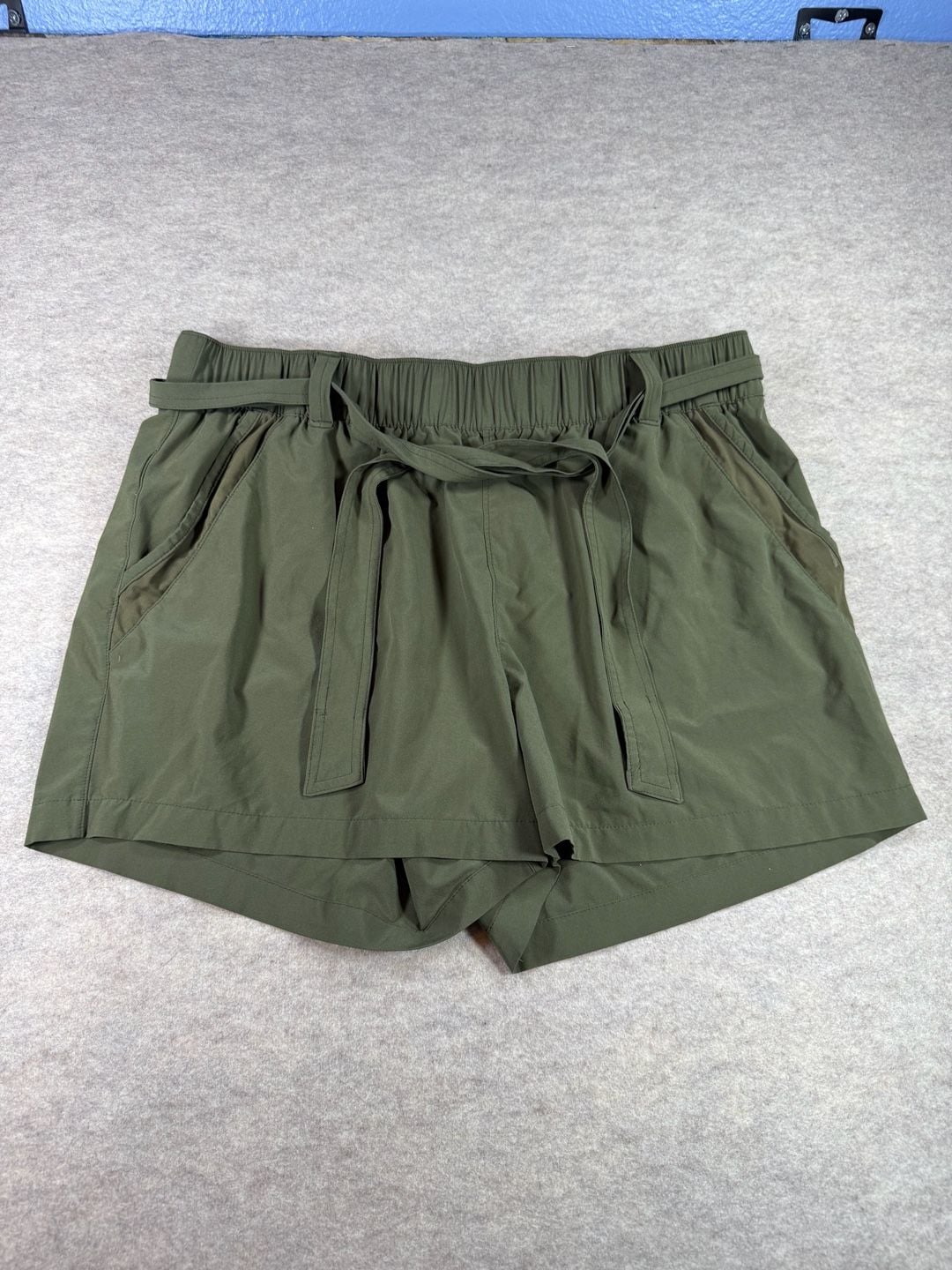 Eddie Bauer Women's Olive Green Pull-On Elastic Waist Athletic Hiking Shorts XL 2