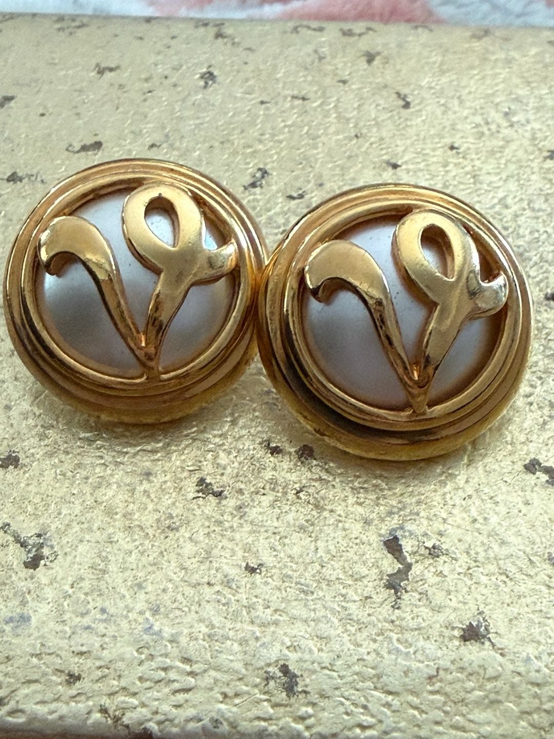 Avon Vintage V Monogram Earrings Gold Tone Faux Pearl Studs 4
