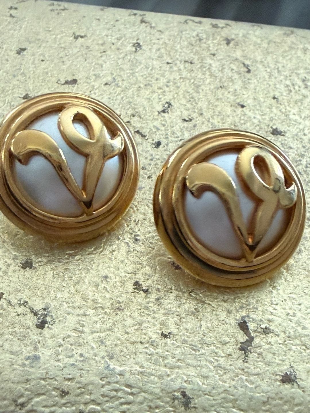 Avon Vintage V Monogram Earrings Gold Tone Faux Pearl Studs 5