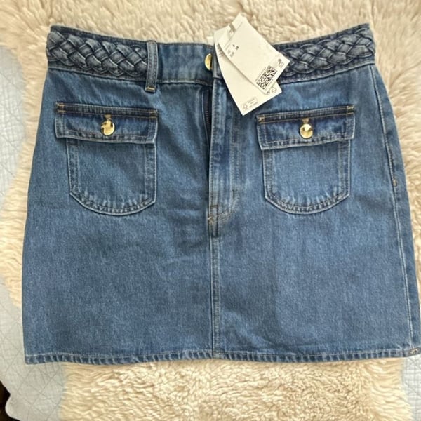 H&M skirt size 38 ( big small or medium)