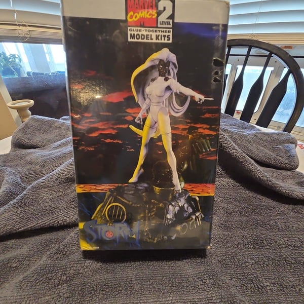 Toy Biz Marvel Comics Storm Level 2 Glue-Together Model Kit