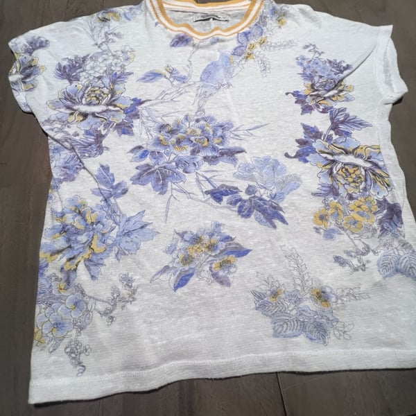 Pull&Bear Floral T-Shirt Size S White Blue Yellow Bird Short Sleeve