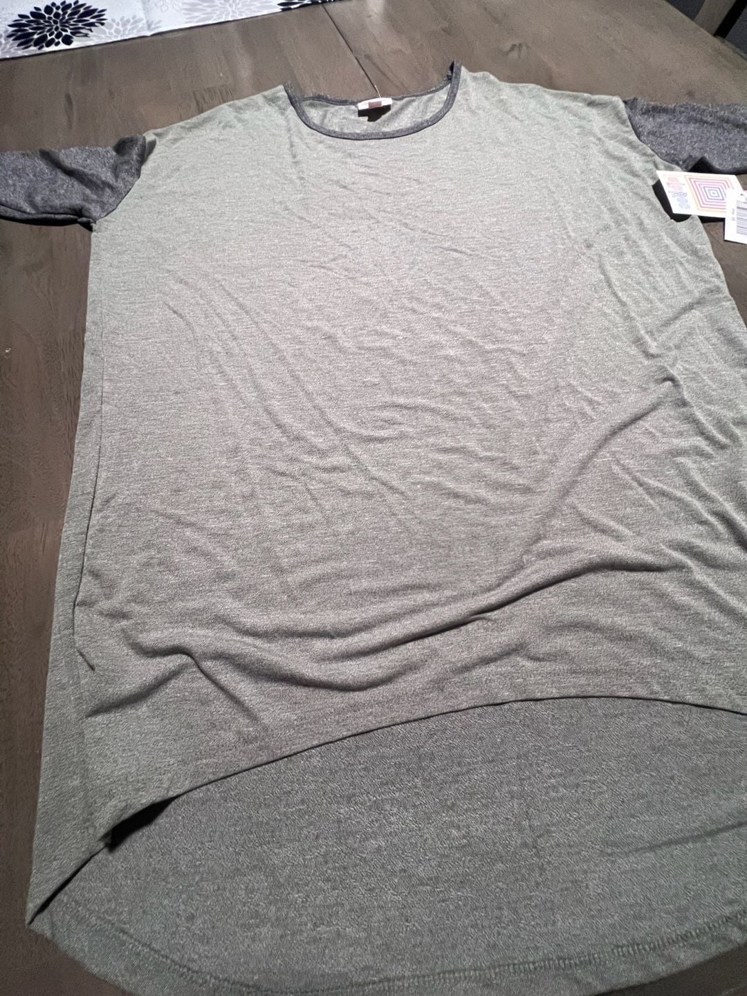 LuLaRoe Irma Tunic Size XS Gray Heather Short Sleeve High Low Hem 2