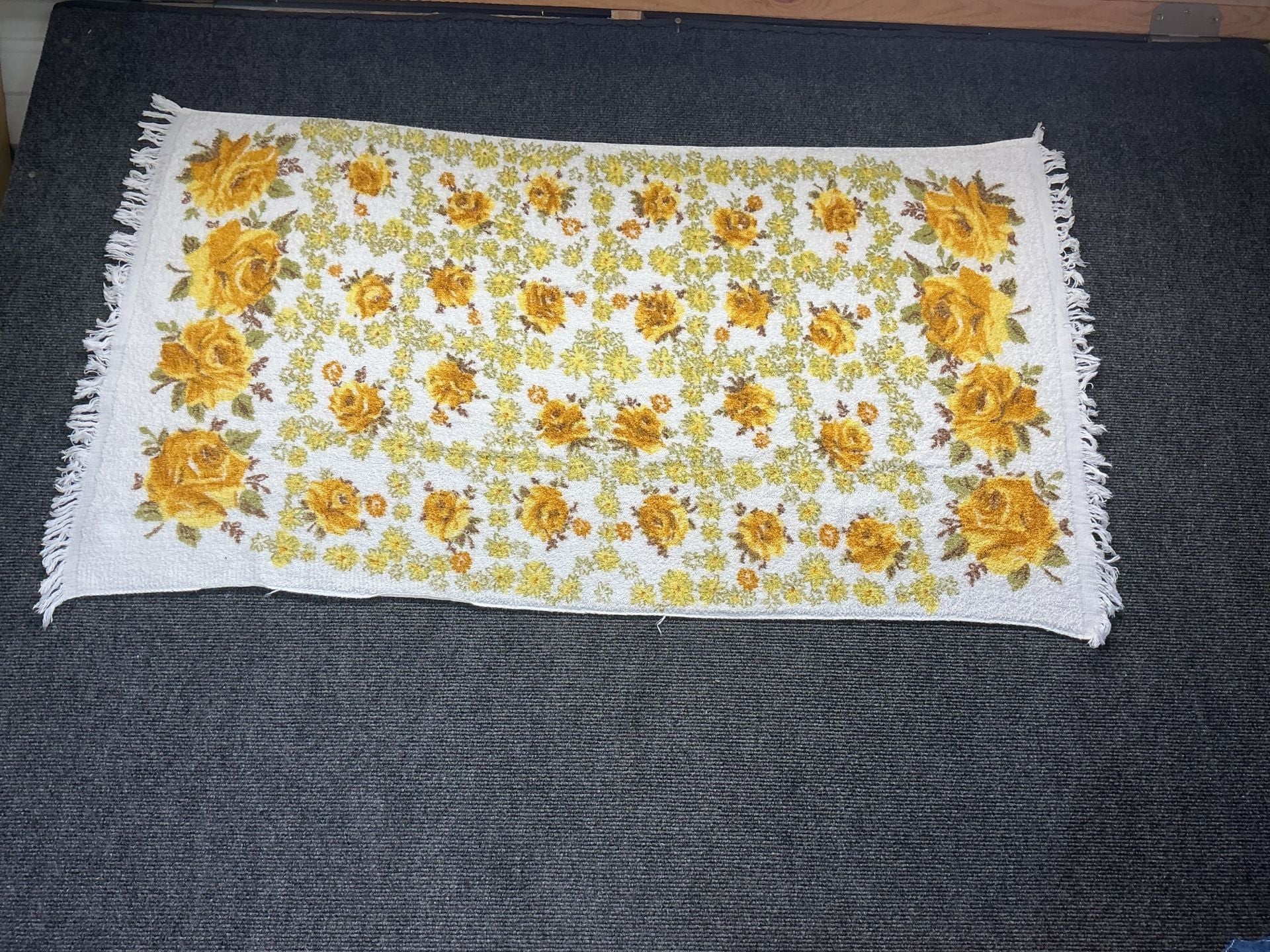 Cannon Vintage Yellow Rose Floral Terry Cloth Bath Towel 22 x 36 Fringed 1