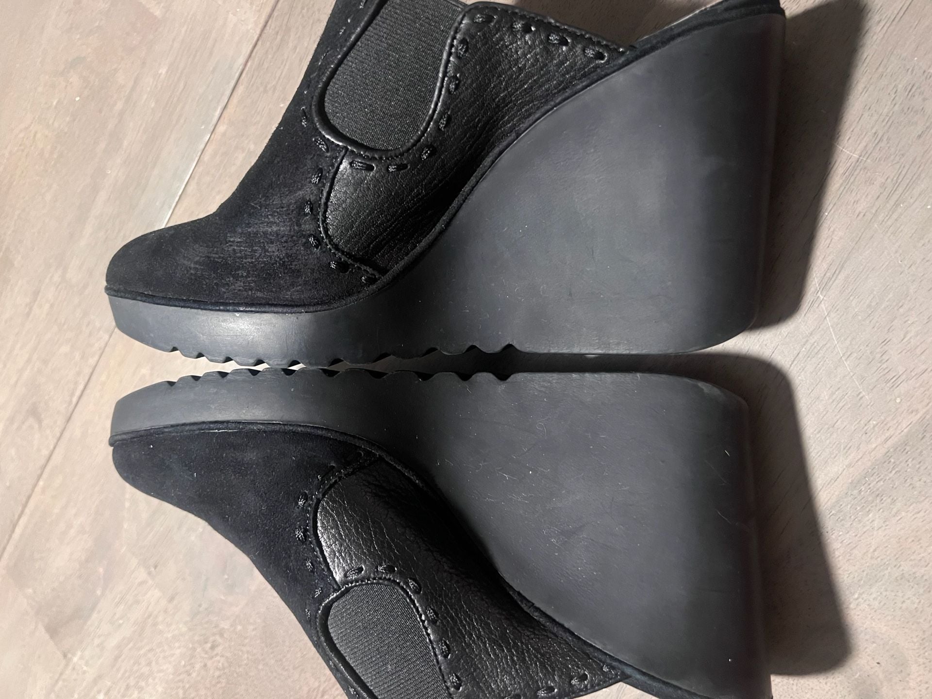 Donald J Pliner Ingrid Wedge Mules Size 9.5 Black Suede Leather 6
