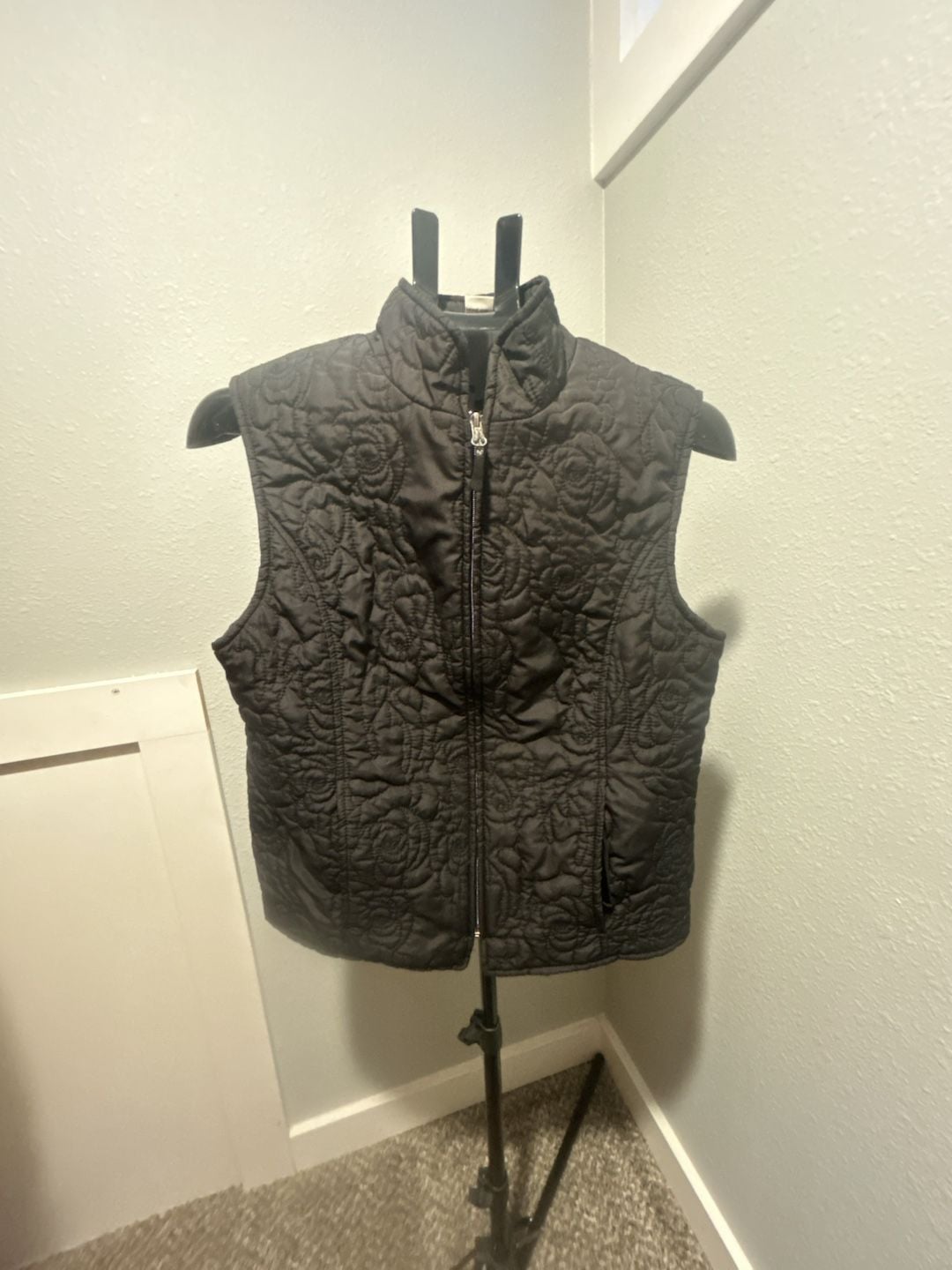 Nina Capri Quilted Vest Size S Black Rose Pattern Full Zip 2