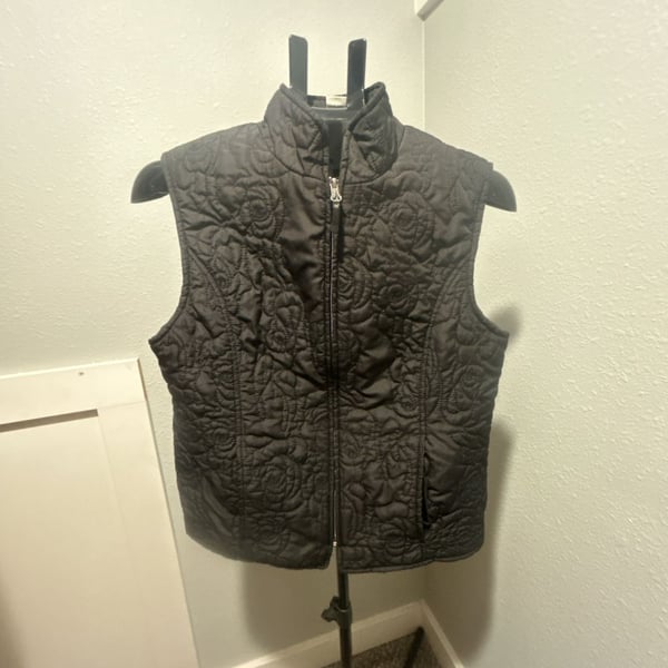 Nina Capri Quilted Vest Size S Black Rose Pattern Full Zip