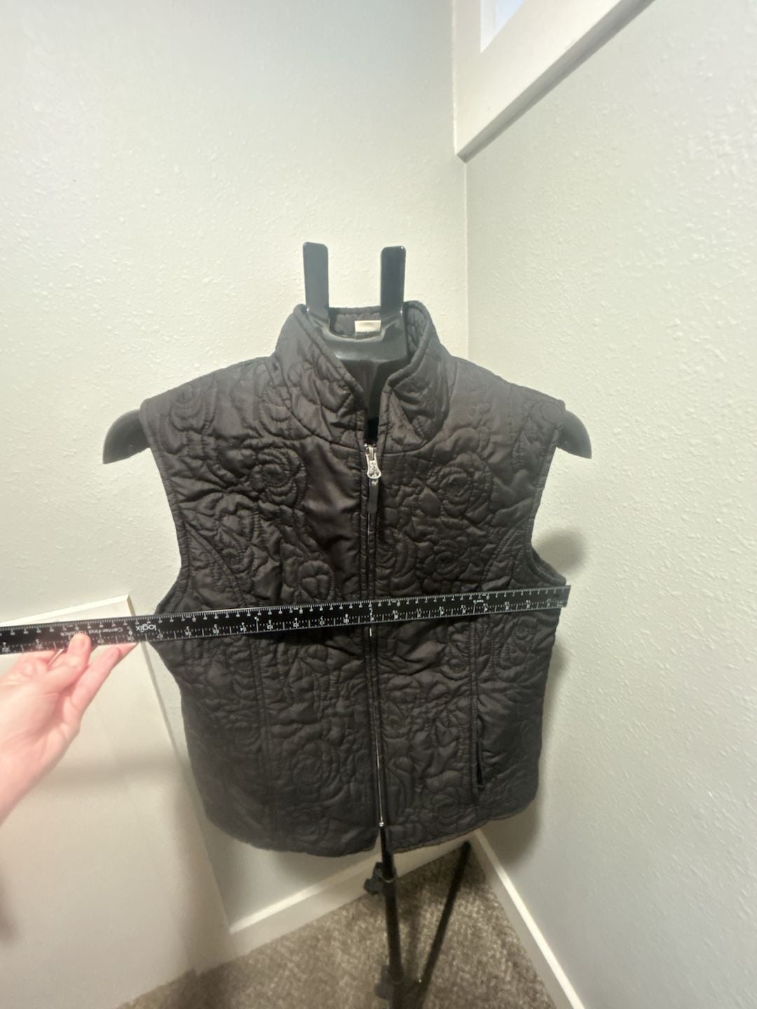 Nina Capri Quilted Vest Size S Black Rose Pattern Full Zip 4