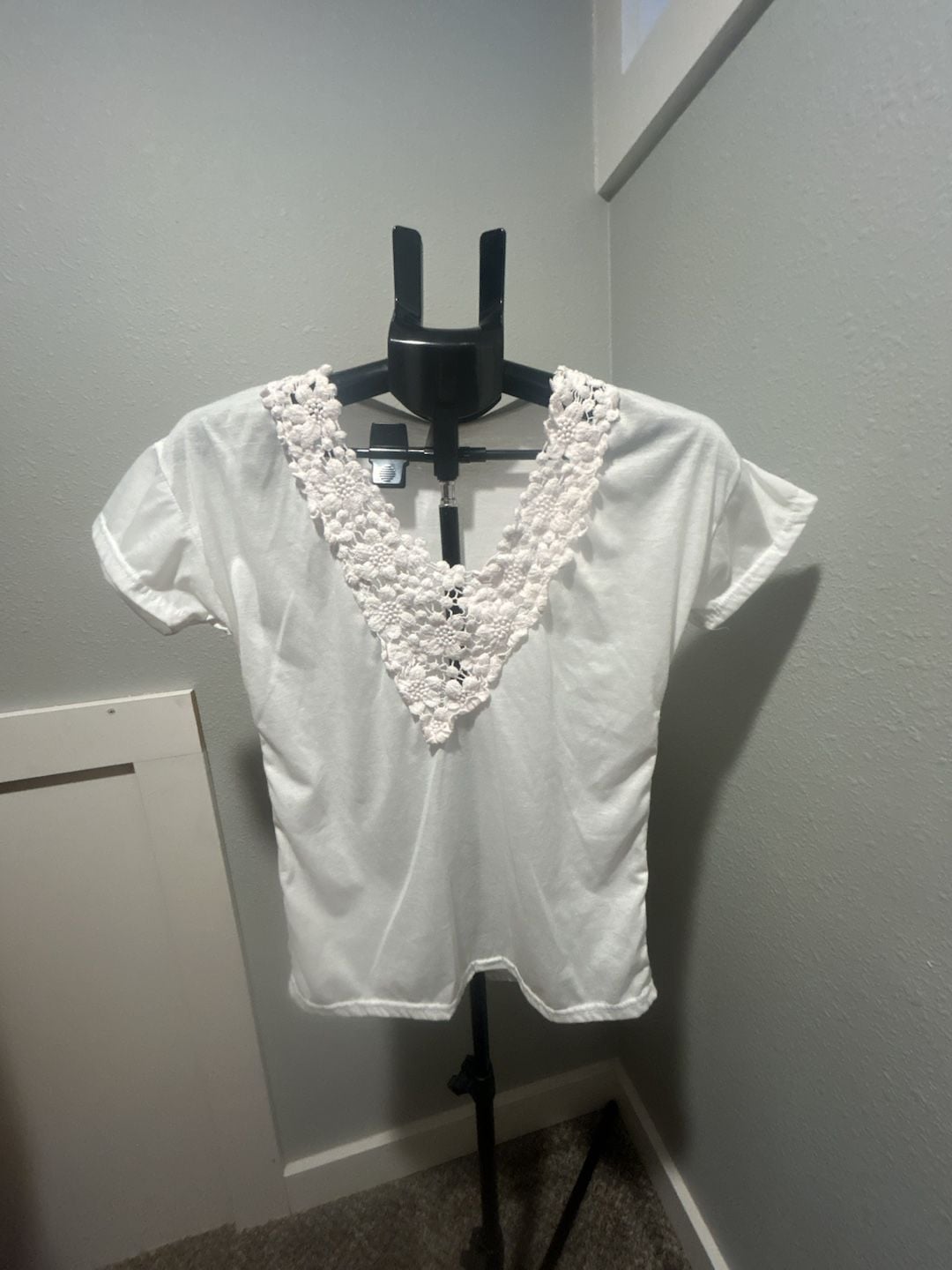 OVERMAN V-Neck Top Size M White Crochet Lace Neckline Short Sleeve 2