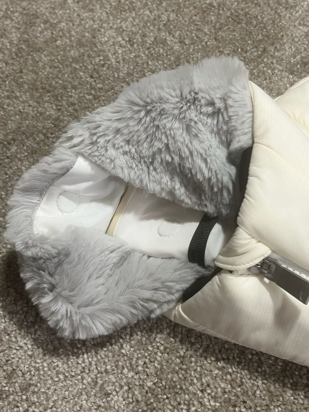 KJUS Macuna Vest Size 38/M White Quilted Insulated Faux Fur Collar 8