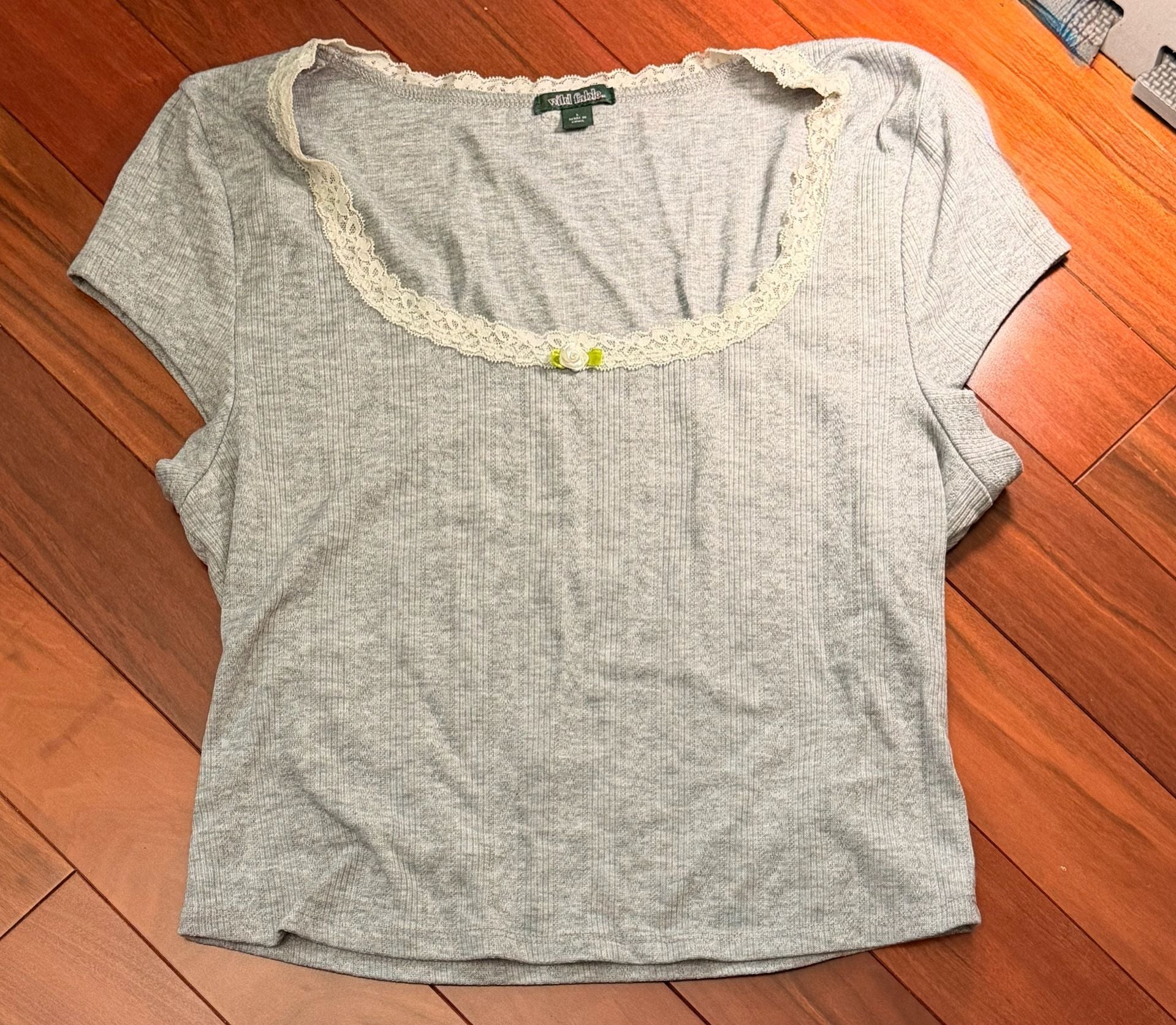 Wild Fable Rosette Lace Trim Baby Tee Size L Gray Ribbed Short Sleeve 2