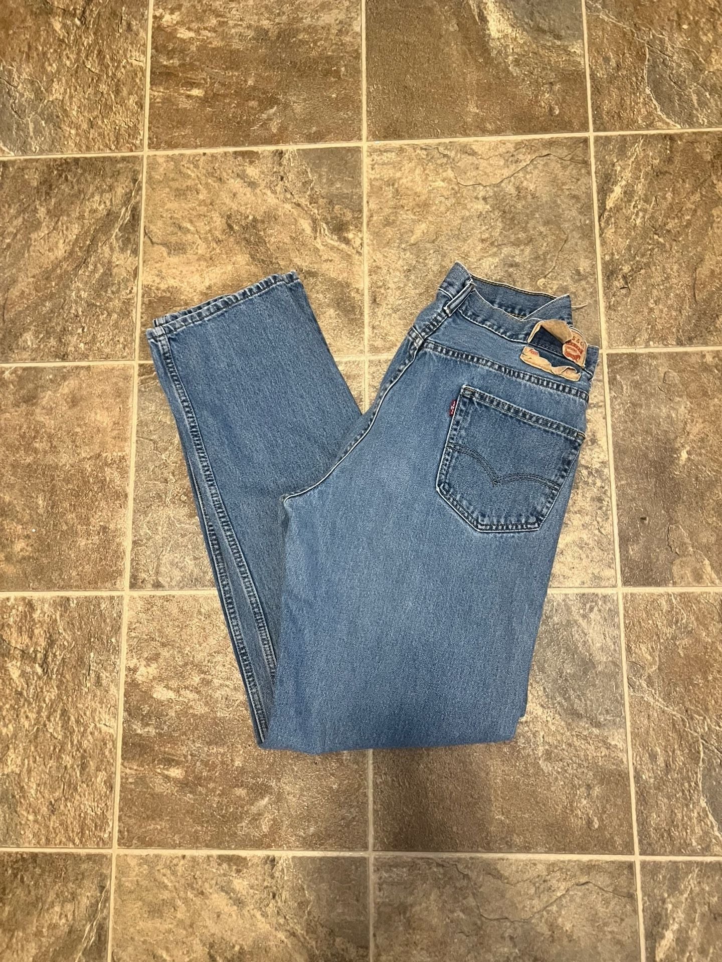 Levi's 550 Jeans Size 32 x 34 Medium Wash Blue Denim Relaxed Fit 2