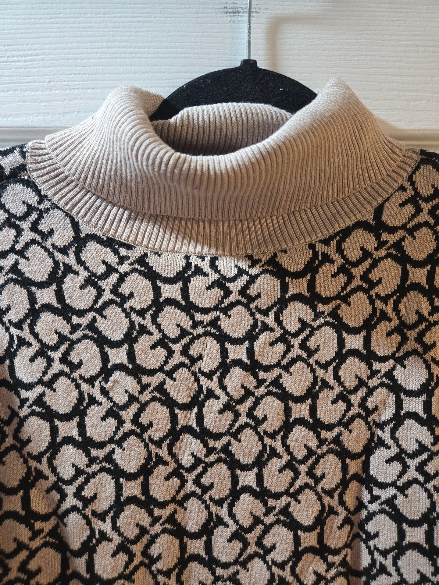 Guess Monogram Turtleneck Sweater Size XL Black Beige 5