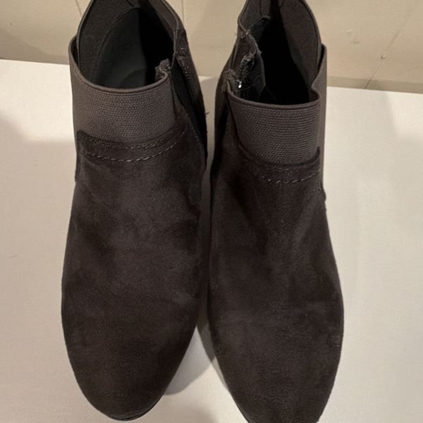 Cloudwalkers by Avenue Wedge Ankle Booties Size 7W Grey Suede
