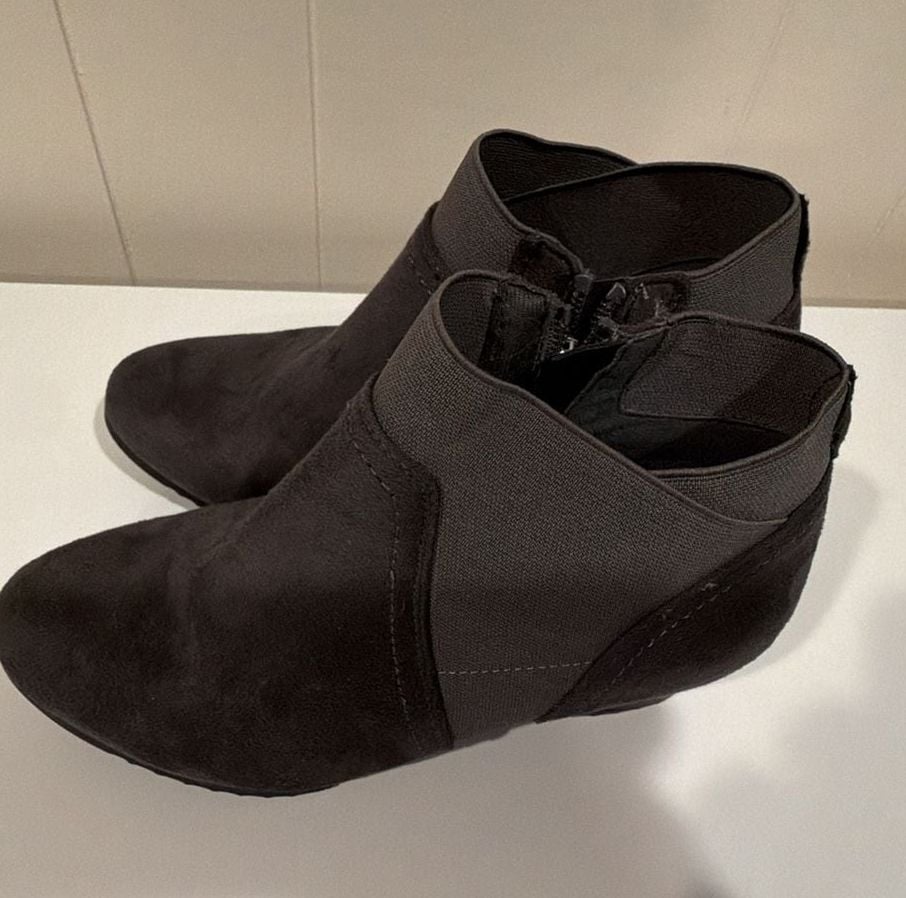 Cloudwalkers by Avenue Wedge Ankle Booties Size 7W Grey Suede 3