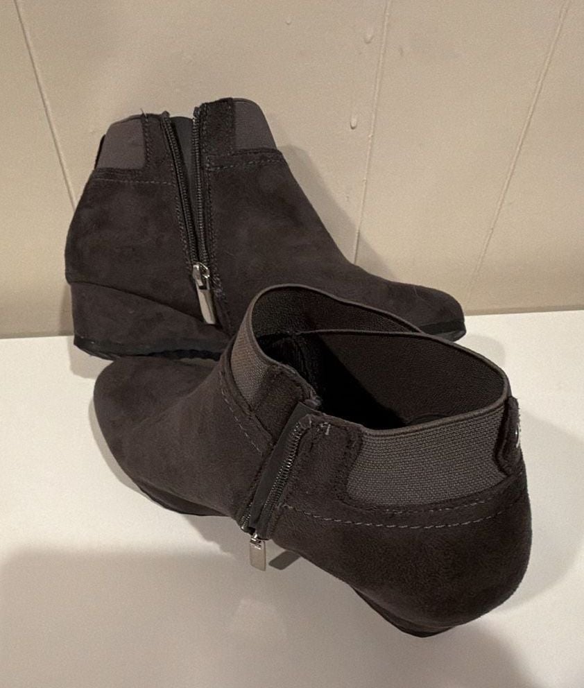 Cloudwalkers by Avenue Wedge Ankle Booties Size 7W Grey Suede 5