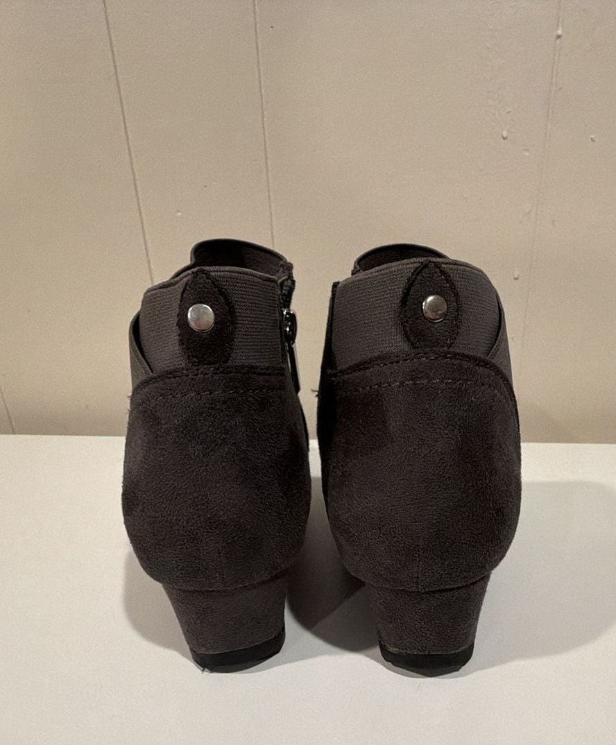 Cloudwalkers by Avenue Wedge Ankle Booties Size 7W Grey Suede 4