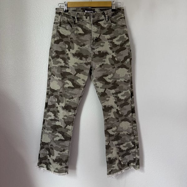 Tractr Blu Camouflage Jeans Size 30 Green Raw Hem
