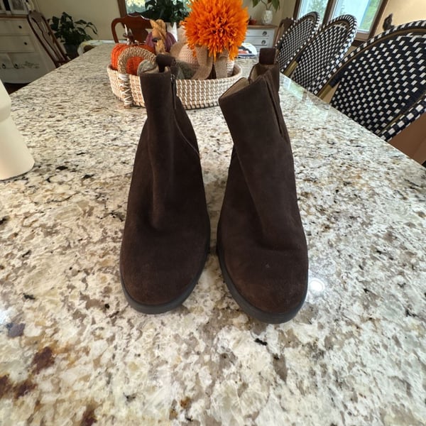 Abeo Horizon Zip Size 9.5 Dark Brown Suede Ankle Boots