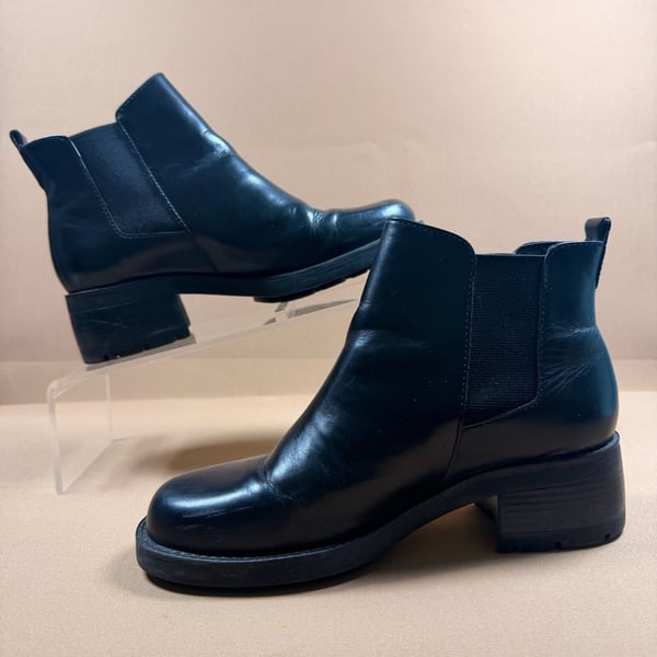 Bass Chelsea Boots Size 7.5M Black Leather Heeled Ankle Booties
