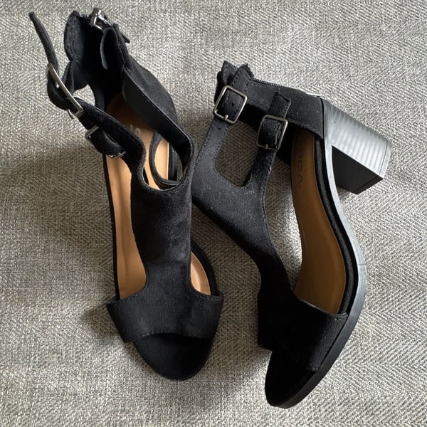 Soda Heeled Sandals Size 6.5 Black Suede Cutout Block Heel Ankle Zip
