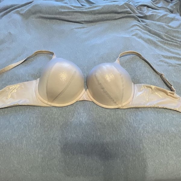 Victoria's Secret Body by Victoria Perfect Shape Bra Size 38DD
Gold shimmer